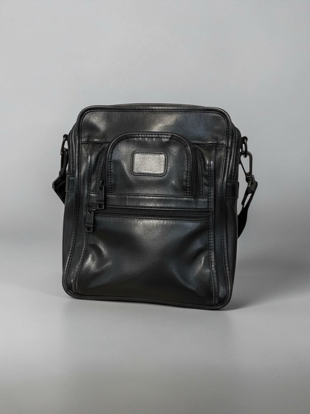 Tumi Crossbody Messenger Black Leather Bag Pockets - Picture 4 of 16